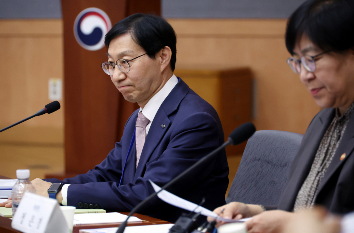 [Seoul=NEWSIS] Reporter Park Young-tae = Lee (President) of the National Pension Service attended the 7th National Pension Fund Management Committee for 2026 held on the afternoon of the 20th in the International Conference Room of the Annex at the Government Seoul Complex in Jongno-gu, Seoul, and listened to a speech by Ministry of Health and Welfare Minister Chung Eung-kyeong. October 20, 2026. since1999@newsis.com /Photo=Park Young-tae