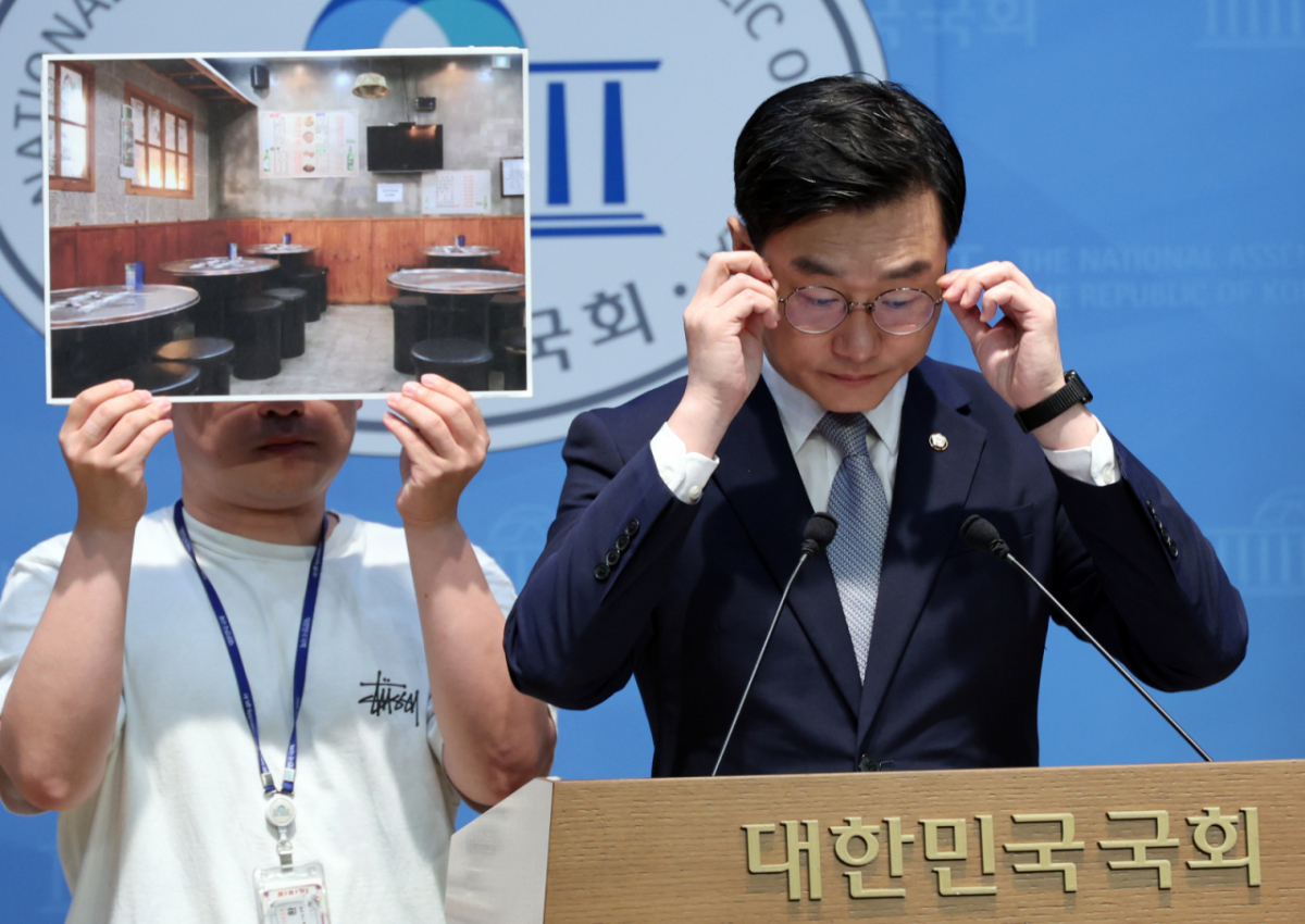 장경태 무소속 의원이 지난 9월10일 여의도 국회 소통관에서 본인이 연루된 성추행 의혹과 관련 기자회견을 하며 안경을 고쳐쓰고 있다. /사진=뉴시스.