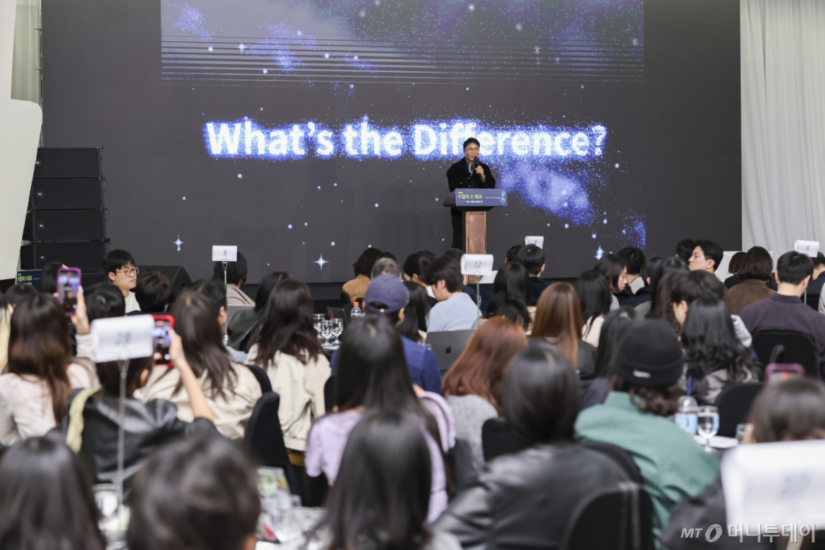 Lee Soo-man, Key Producer at A2O Entertainment, delivers a keynote speech titled "Human Creativity and the Future of K-culture" at the Sidae Forum held on the 21st at the Floating Island Convention Hall on Sebit Island in Seocho-gu, Seoul, under the theme "K-Culture X Tech: The Path to Sustainable Growth." / Reporter Cho Hyeon-ho / Photo=Cho Hyeon-ho