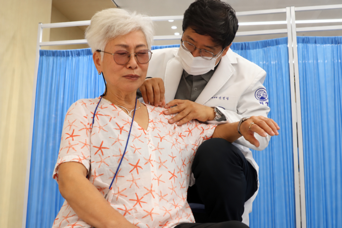 자생의료재단 신민식 사회공헌위원장이 파독 간호사에게 의료봉사를 펼치고 있다. /사진=자생한방병원
