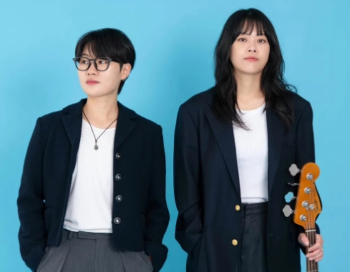 인디밴드 406호 프로젝트의 보컬 김은지(사진 왼쪽)는 "AI 도입 이후 가이드 보컬을 거의 쓰지 않게 됐다"며 "사람의 목소리로는 수십번 녹음해야 나오는 퀄리티가 AI로는 한번에 구현 가능하다"고 말했다. 이어 "가이드 보컬로 생계를 유지하던 친구들도 다른 길을 모색하고 있다"고 전했다.