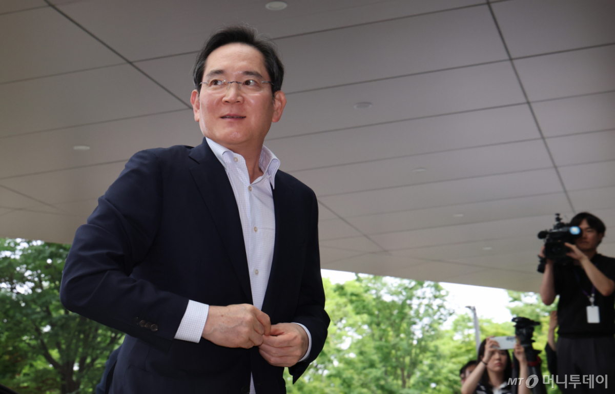 Samsung Electronics Chairman Lee Jae-yong departs from the business center at Gimpo International Airport in Seoul on July 7. Newsis photo