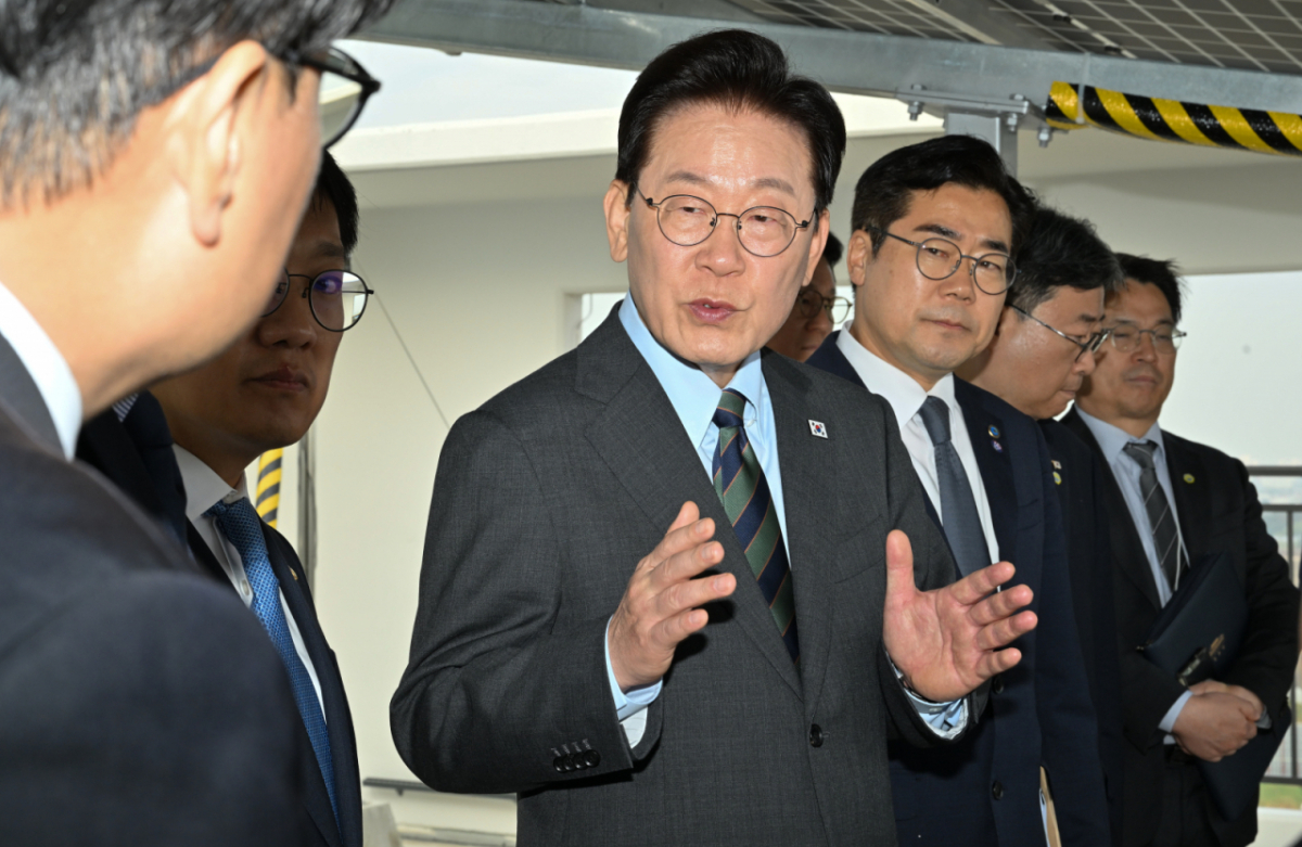 이재명 대통령이 20일 인천 계양구 공공주택지구를 찾아 관계자와 3기 신도시에 대한 대화를 하고 있다. /인천=뉴스1 /사진=(인천=뉴스1) 이재명 기자