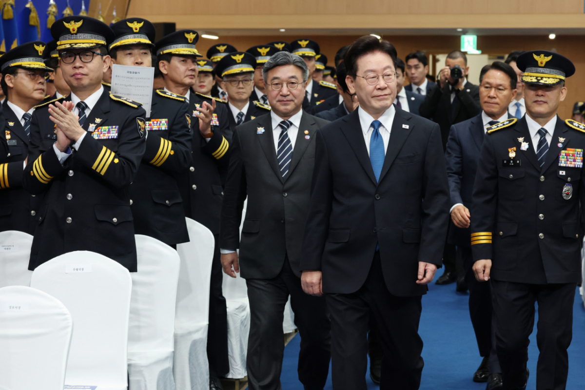이재명 대통령이 21일 서울 서대문구 경찰청에서 열린 제81주년 경찰의 날 기념식에 윤호중 행정안전부 장관, 김종철 경찰청장 직무대행과 입장하고 있다. /사진=뉴시스