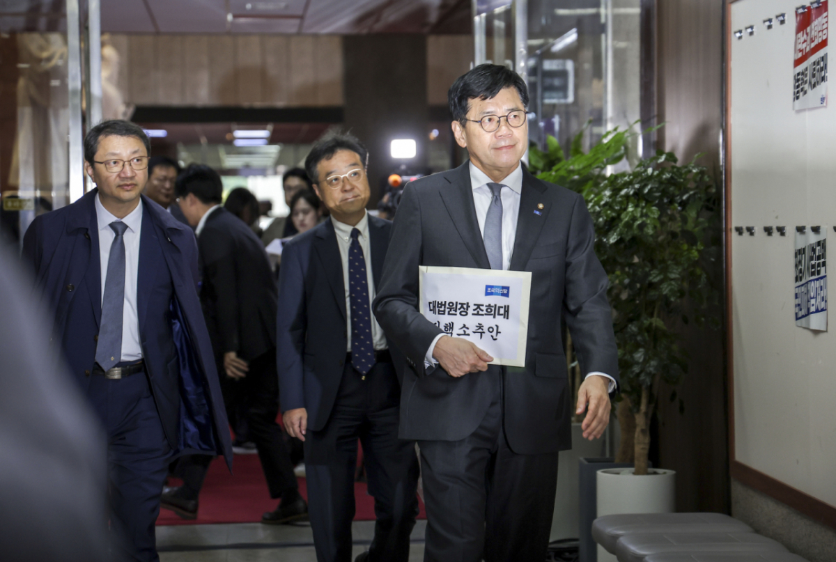 김준형 조국혁신당 원내대표가 21일 서울 여의도 국회에서 조희대 대법원장 탄핵과 관련해 한병도 더불어민주당 원내대표와 논의하기 위해 탄핵소추안을 들고 이동하고 있다. /사진=뉴시스