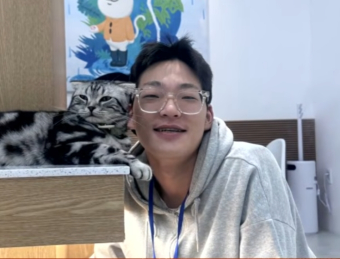 A씨는 8월 집을 나와 김성우를 가정폭력으로 신고했고, 혼인무효 소송도 제기했다. 경찰은 A씨에게 스마트워치를 지급했으며, 법원은 김성우에게 접근금지 명령을 내렸다.  A씨는 김성우가 가족과 지인들의 연락처와 주소를 알고 있어 그동안 주변에 도움을 요청하지 못했다고 털어놨다. 뒤늦게 어머니에게 사정을 알리고 친정으로 피신했지만, 김성우가 흥신소를 이용해 집 주소를 알아내면서 결국 범행에 노출됐다./사진=JTBC '사건반장'