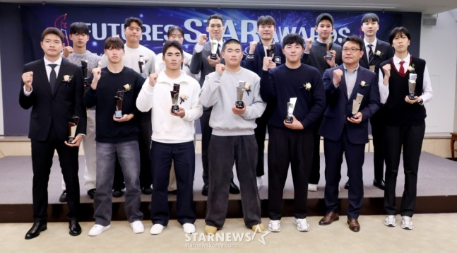 (앞줄 왼쪽부터 반시계 방향으로) 축구 김현오, 박시후, 야구 오재원, 엄준상, 김민준, 배구 이지윤(아버지 이종현씨 대리수상), 박서윤, 배구 방강호, 야구 하현승, 농구 윤지원, 에디 다니엘, 이가현, 축구 박도훈, 김태호. /사진=김진경 대기자