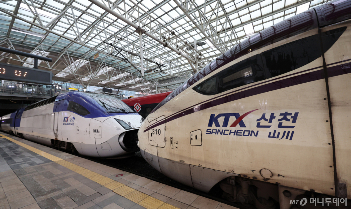 서울역에 기존 SRT의 자주색 외관에 KTX 표지를 단 열차가 정차해 있다. 통합 이후 기존 SRT는 'KTX 산천'으로 명칭이 변경되며, 차량 도색은 교체 시기가 될 때까지 당분간 유지된다. / 사진=뉴스1