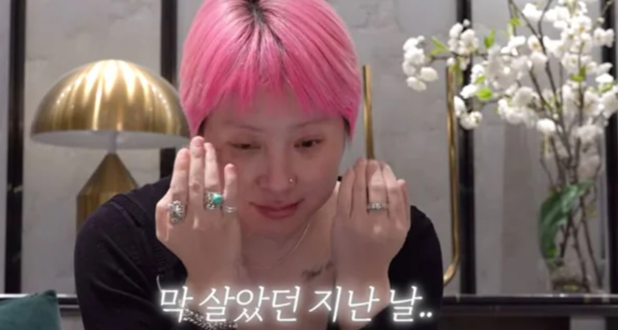 그룹 쥬얼리 출신 가수 서인영(42)이 한소희, 나나 등이 거주하는 것으로 알려진 고급 빌라를 보며 눈물을 흘렸다./사진=유튜브 채널 '개과천선 서인영'