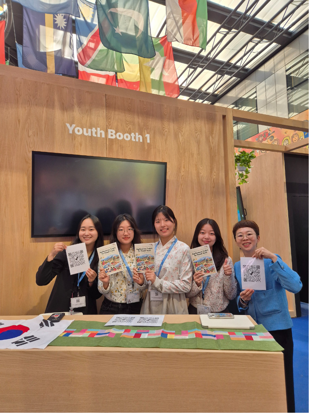 세계식량포럼 Youth Exhibition에서 한국 참가 학생들과 이나라 FAO한국협력연락사무소 부소장(사진 맨 오른쪽)이 'Agribusiness Toolkit for Nepali Youth'를 들고 기념촬영을 하고 있다./사진제공=FAO한국협력연락사무소