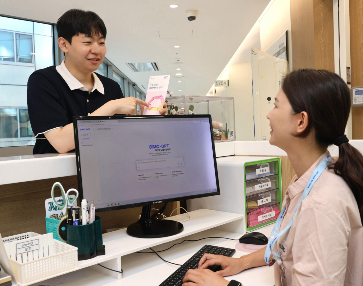 SMC-GPT 병동에서 사용하는 모습. SMC-GPT는 삼성서울병원이 직접 구축·운영 중인 대화형 AI다. 업무 질의 응답 외에도 진료기록 요약과 문서 초안 작성 보조, 업무 프로세스 안내 등을 지원한다. /사진제공=삼성서울병원