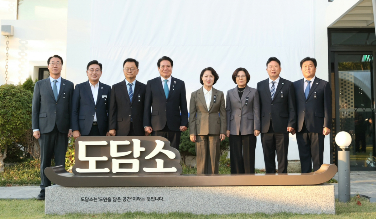 지난 21일 추미애 경기도지사(오른쪽 4번째)와 시장군수협의회 임원단이 첫 간담회를 열고 내년도 예산 편성 방향을 모색했다./사진제공=경기도