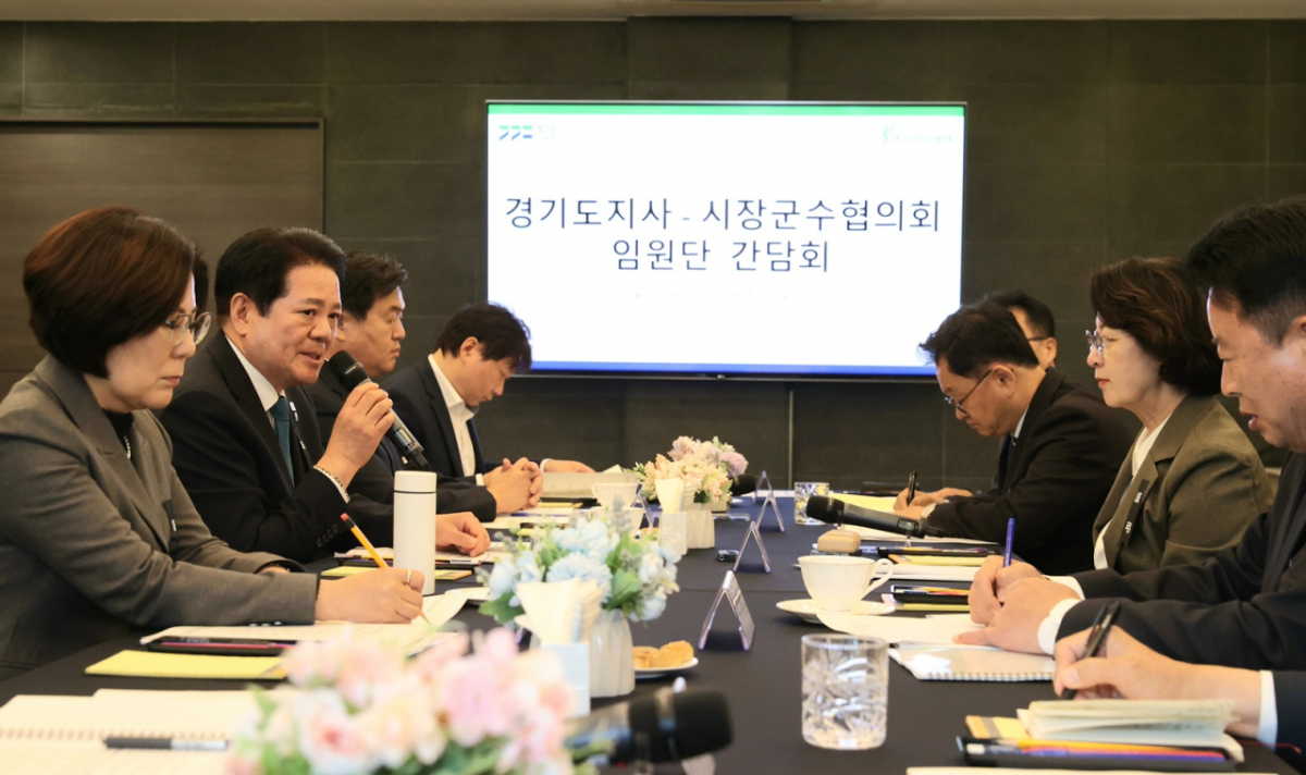 최대호 경기도시장군수협의회장이 추미애 지사에게 미래대응기금 신설에 대해 우려를 전했다./사진제공=경기도