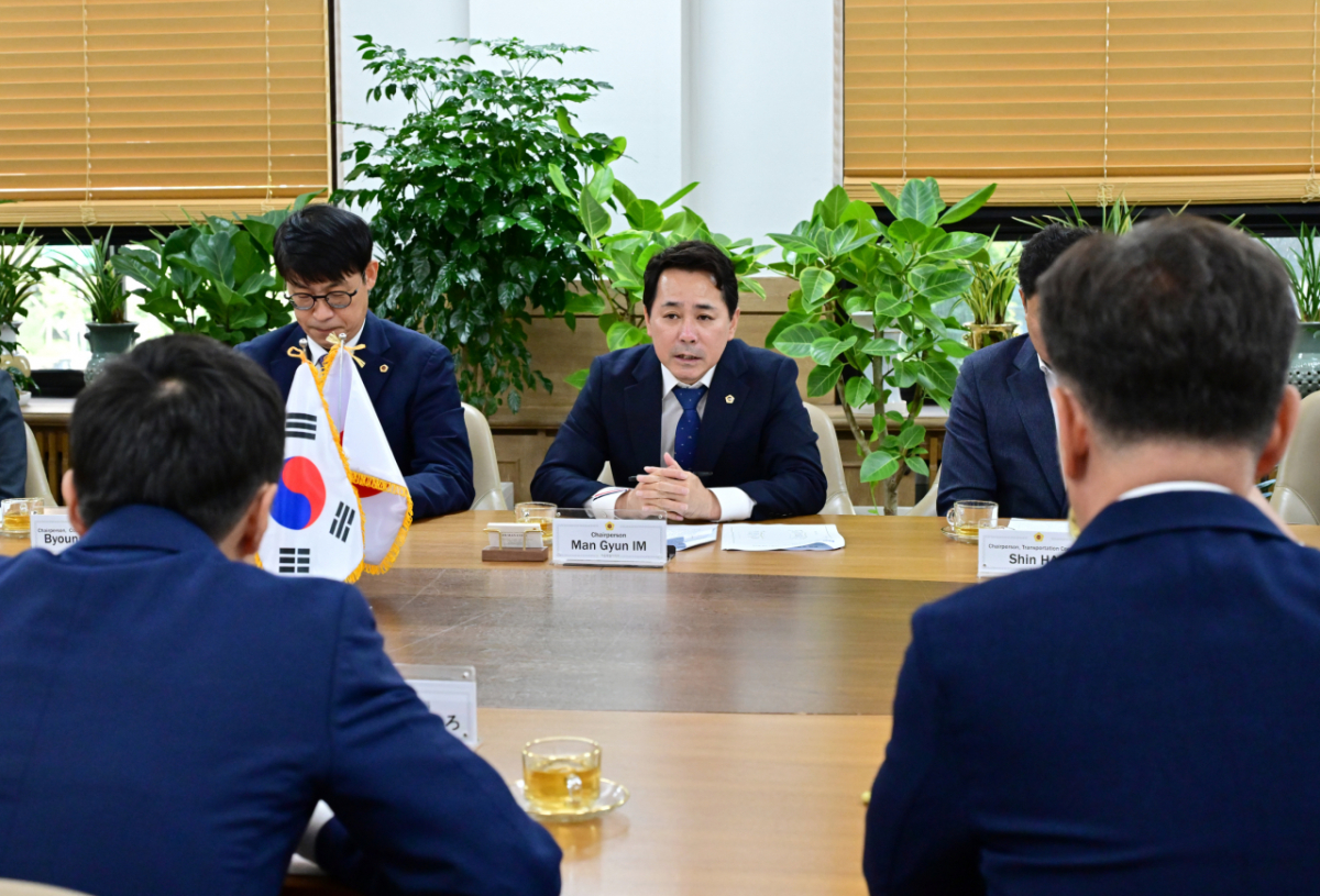 임만균 서울시의회 의장이 이달 21일 서울시의회에서 도쿄도의회 의원단과 면담하고 있다. /사진제공=서울시의회