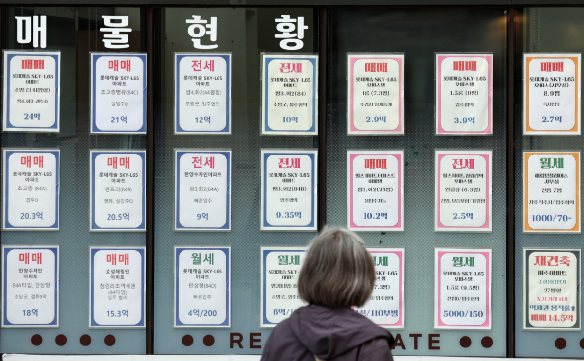 (서울=뉴스1) 김명섭 기자 = 16일 한국부동산원에 따르면 9월 서울 중간 가격대 아파트 평균 매매가격이 처음으로 11억 원을 넘어섰다. 올해 들어서만 1억 3000만 원 가까이 올라 집값 고점기였던 2021년 말보다도 1억 2000만 원 넘게 비싸졌다. 반면 고가 아파트는 두 달 연속 내리며 2년 8개월 만에 가장 큰 낙폭을 기록했다. 사진은 이날 서울 한 부동산 중개업소 모습. 2026.10.16/뉴스1 Copyright © 뉴스1. All rights reserved. 무단 전재 및 재배포, AI학습 이용 금지. /사진=(서울=뉴스1) 김명섭 기자