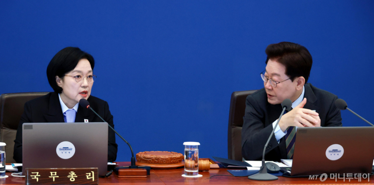 [서울=뉴시스] 김진아 기자 = 이재명 대통령이 20일 청와대에서 열린 국무회의에서 한성숙 국무총리과 대화하고 있다. 2026.10.20. bluesoda@newsis.com /사진=