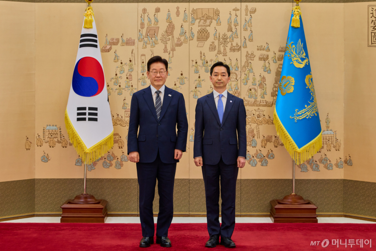 [서울=뉴시스] 김진아 기자 = 이재명 대통령이 19일 청와대에서 김지용 중대범죄수사청장에게 임명장을 수여 후 기념촬영을 하고 있다. (사진=청와대 제공) 2026.10.19. photo@newsis.com *재판매 및 DB 금지 /사진=김진아