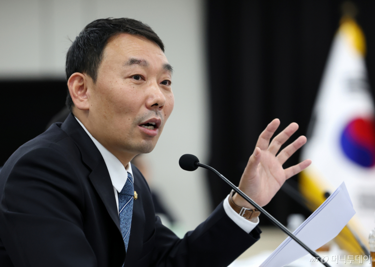 (대구=뉴스1) 공정식 기자 = 김용민 더불어민주당 의원이 20일 오후 대구 수성구 범어동 대구광역공소청에서 국회 법제사법위원회(법사위)의 대구·부산광역공소청, 대구·부산·울산·창원지방공소청에 대한 2026년도 국정감사에서 질의하고 있다. 2026.10.20/뉴스1 Copyright © 뉴스1. All rights reserved. 무단 전재 및 재배포, AI학습 이용 금지. /사진=(대구=뉴스1) 공정식 기자