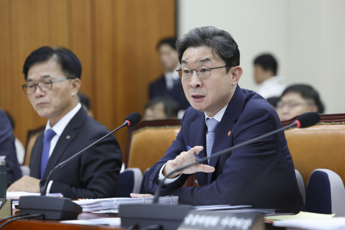 이억원 금융위원장이 8일 서울 여의도 국회에서 열린 정무위원회 국정감사에서 질의에 답하고 있다. /사진=뉴시스
