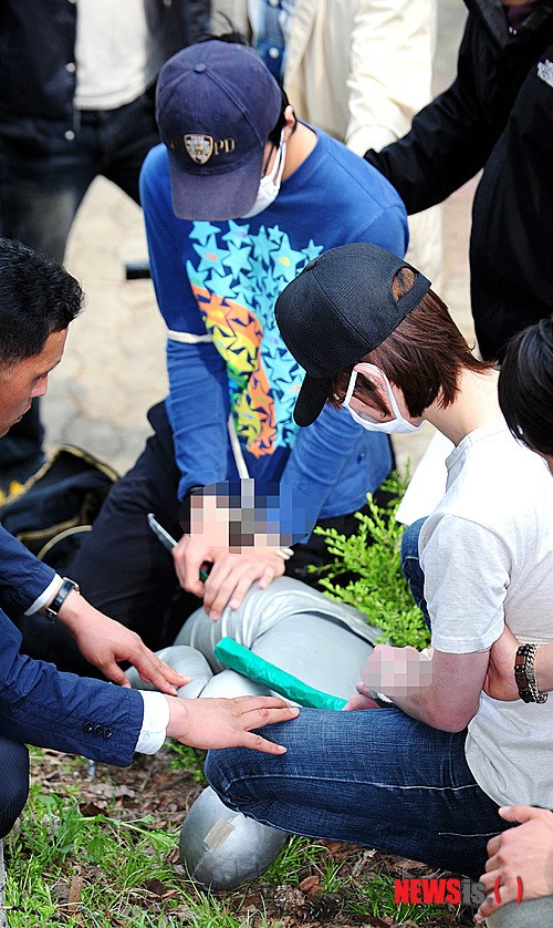 신촌역 인근 공원에서 대학생 김씨를 살해한 이군과 윤씨가 현장검증을 벌이고 있다. /사진=뉴시스