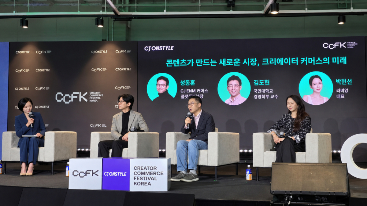 22일 서울 삼성동 코엑스에서 열린 크리에이터 커머스 페스티벌 코리아(CCFK) 2026 CJ온스타일 미디어데이에서 게스트 토크가 진행되는 모습. 왼쪽 두번째부터 성동훈 CJ ENM 커머스부문 플랫폼본부장(왼쪾), 김도현 국민대 경영학부 교수, 박현선 라비앙 대표./사진=조성우 기자