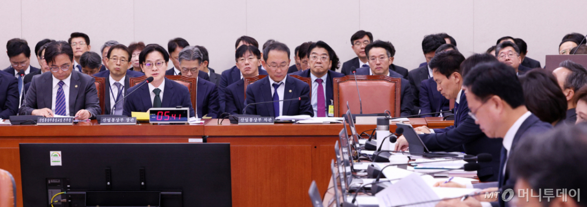 [서울=뉴시스] 고범준 기자 = 김정관 산업통상부 장관이 22일 서울 여의도 국회에서 열린 산업통상자원중소벤처기업위원회 산업통상부 및 소관기관 종합감사에서 의원 질의에 답변하고 있다. 2026.10.22. bjko@newsis.com /사진=고범준