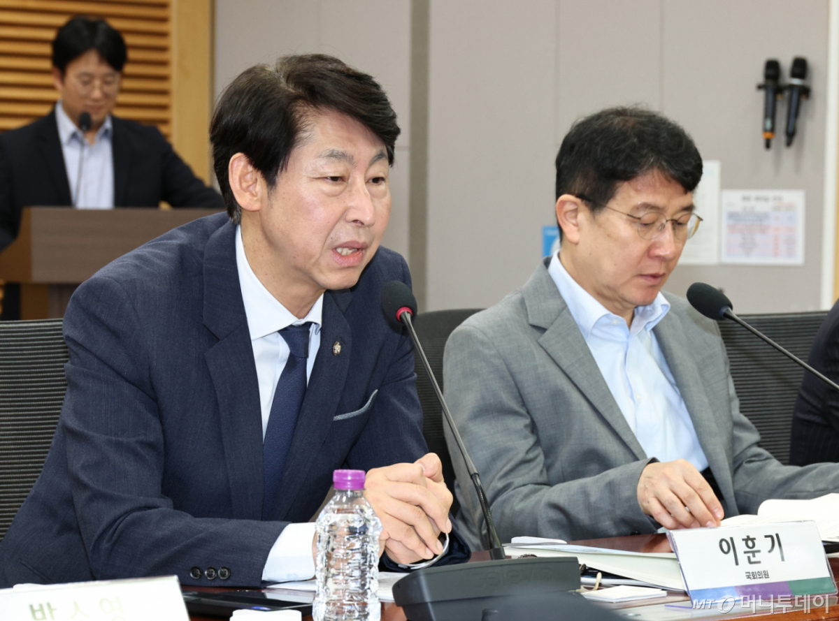 [서울=뉴시스] 김금보 기자 = 이훈기 더불어민주당 의원이 8일 오전 서울 여의도 국회 의원회관에서 열린 '국민이 체감하는 통신비 인하를 위한 국회 토론회'에서 인사말을 하고 있다. 2026.05.08. kgb@newsis.com /사진=김금보