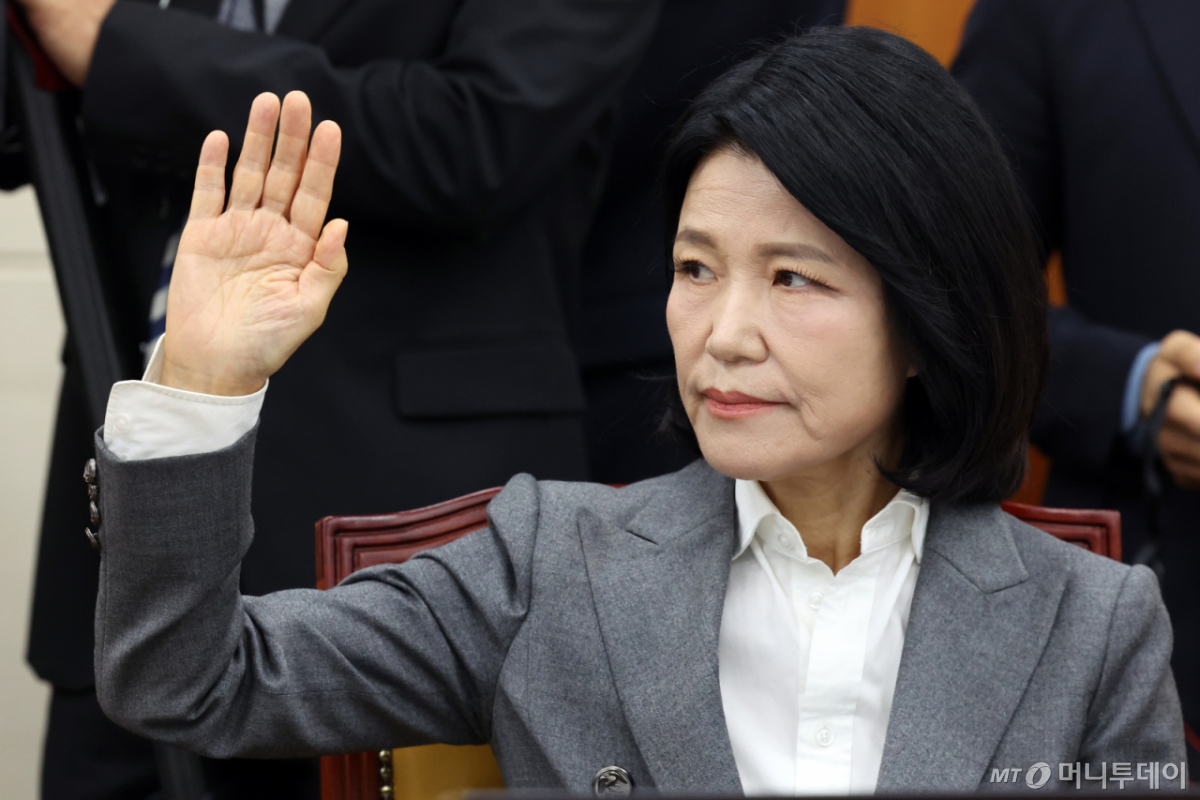 (서울=뉴스1) 황기선 기자 = 이진숙 국민의힘 의원이 22일 서울 여의도 국회 과학기술정보방송통신위원회에서 열린 방송미디어통신위원회 등에 대한 국정감사 종합감사에서 발언 신청을 하고 있다.  2026.10.22/뉴스1  Copyright © 뉴스1. All rights reserved. 무단 전재 및 재배포,  AI학습 이용 금지. /사진=(서울=뉴스1) 황기선 기자