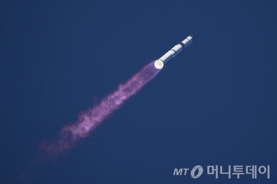 지난 7월24일(현지 시간) 미 텍사스주 스타베이스에서 스페이스X의 초대형 우주발사체 '스타십'이 시험 발사되고 있다./사전=뉴스1