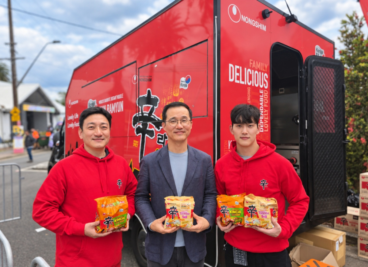 Park Sung-jin, head of Nongshim Australia (center of photo), and employees operated a ramen food truck at the Granny Smith Festival held in Eastwood, Sydney, Australia, on the morning of the 17th (local time). /Photo=Reporter Lee Byung-gwon