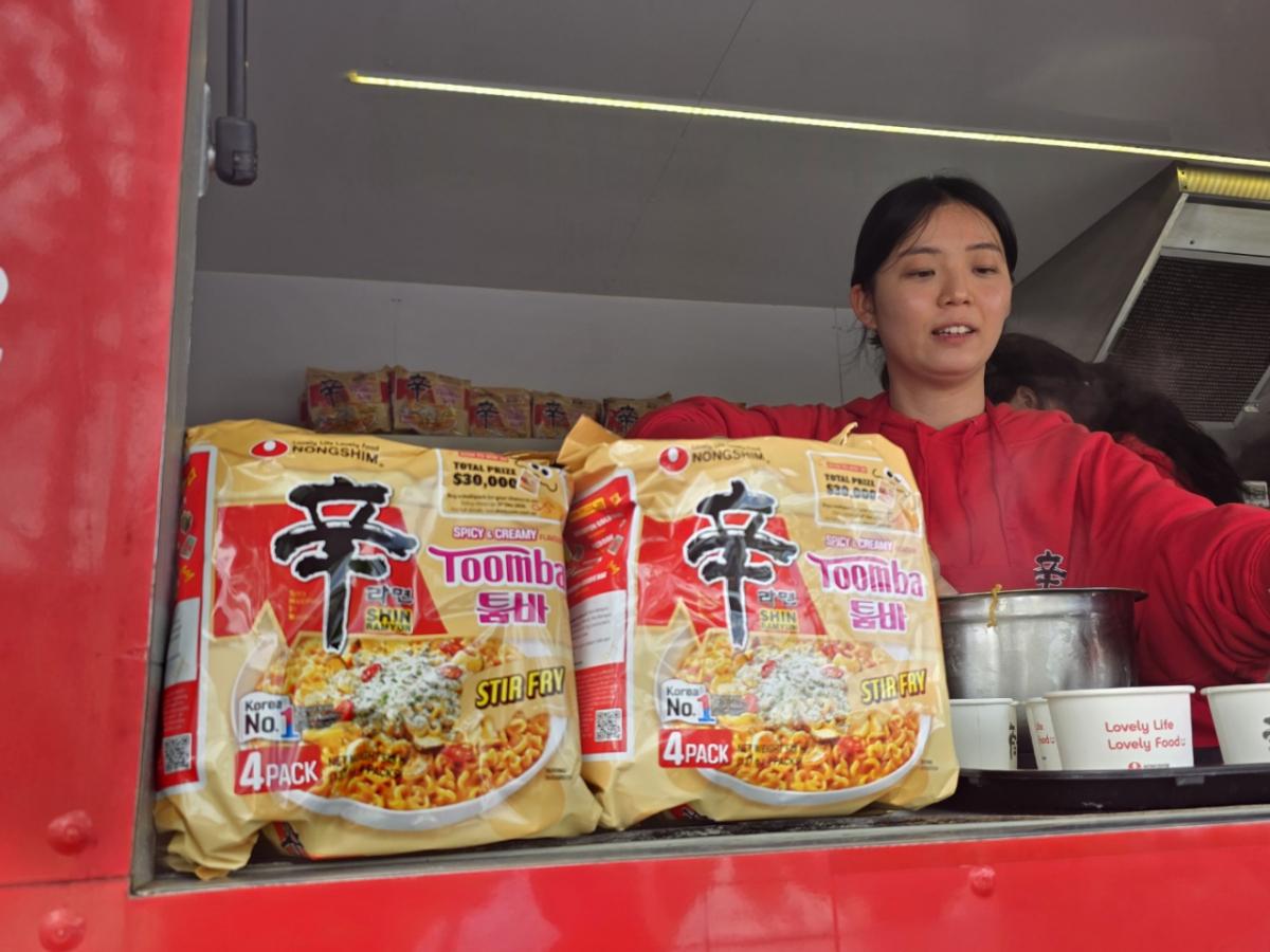 A Nongshim employee cooking and serving ramen at Nongshim's ramen food truck participating in the Granny Smith Festival held in Eastwood, Sydney, Australia. /Photo=Reporter Lee Byung-gwon