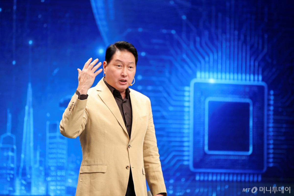 최태원 SK그룹 회장 겸 대한상공회의소 회장이 지난 12일부터 16일까지 닷새간 방송된 EBS ‘위대한 수업, 그레이트 마인즈’ 시즌6에 출연해 ‘AI와 새로운 자본주의 그리고 청년’을 주제로 강연했다./사진=뉴스1