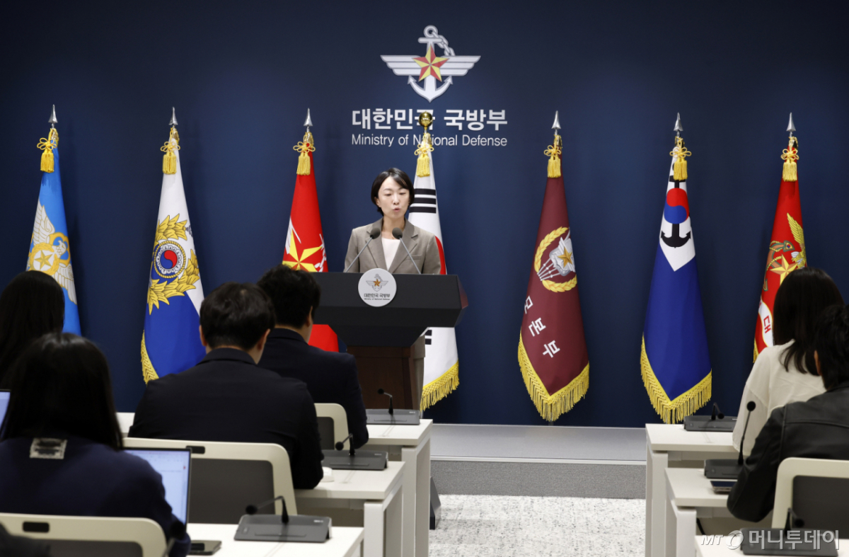 [서울=뉴시스] 김혜진 기자 = 정빛나 국방부 대변인이 28일 서울 국방부 브리핑실에서 DMZ 지뢰 폭발 현장조사 등 정례브리핑을 하고 있다. 2026.09.28. jini@newsis.com