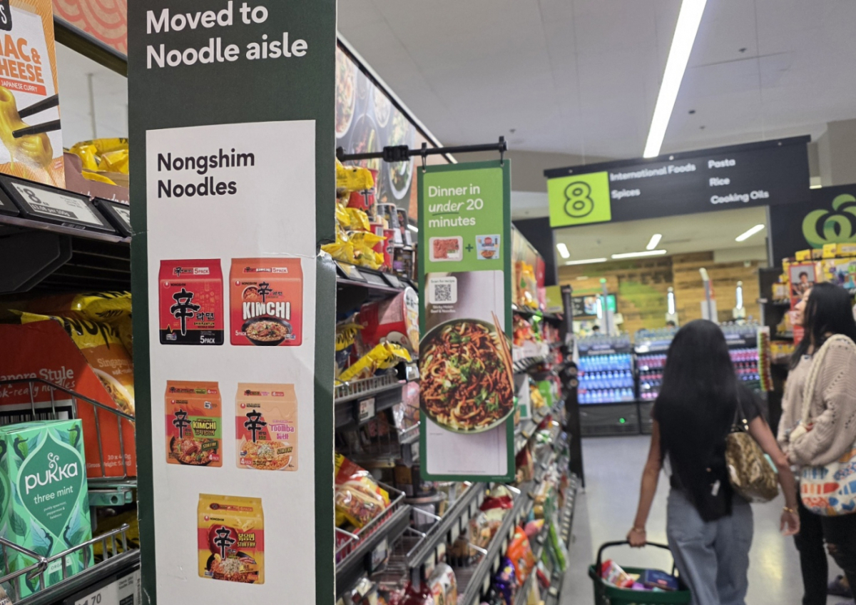 지난 17일(현지시간) 호주 시드니 맥쿼리센터의 울워스(Woolworths) 매장 8번 국제식품 코너에 'Moved to Noodle aisle(누들 코너로 옮겼습니다)'라고 적힌 안내판이 걸려 있는 모습. /사진=이병권 기자