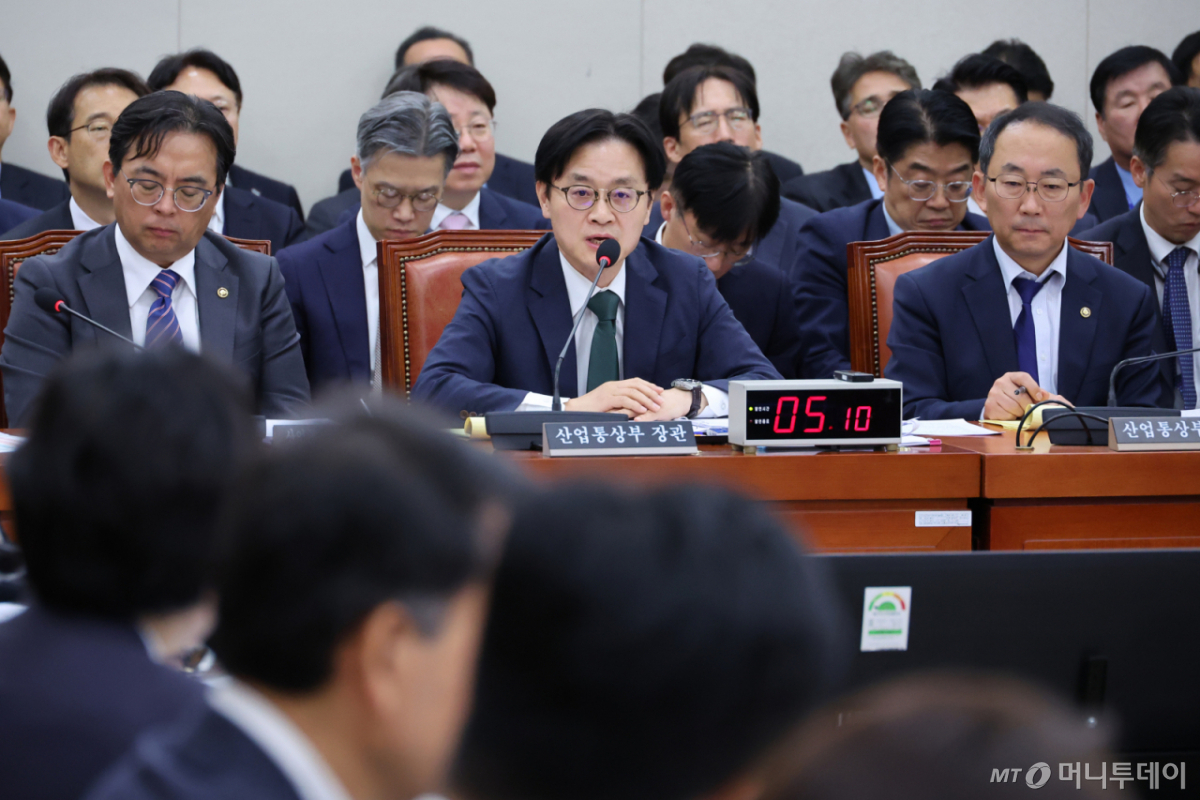 (서울=뉴스1) 신웅수 기자 = 김정관 산업통상부 장관이 22일 서울 여의도 국회에서 열린 산업통상자원중소벤처기업위원회의 산업통상부 등에 대한 종합감사에서 의원 질의에 답변하고 있다. 2026.10.22/뉴스1 Copyright © 뉴스1. All rights reserved. 무단 전재 및 재배포, AI학습 이용 금지. /사진=(서울=뉴스1) 신웅수 기자
