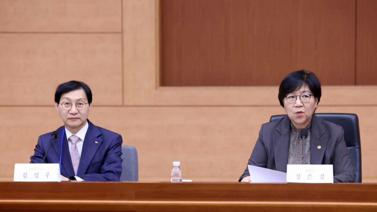 (서울=뉴스1) 김성진 기자 = 정은경 보건복지부 장관(오른쪽)이 20일 서울 종로구 정부서울청사에서 열린 2026년도 제7차 국민연금기금운용위원회에서 모두발언을 하고 있다. 왼쪽은 김성주 국민연금공단 이사장. 2026.10.20/뉴스1 Copyright © 뉴스1. All rights reserved. 무단 전재 및 재배포, AI학습 이용 금지. /사진=(서울=뉴스1) 김성진 기자