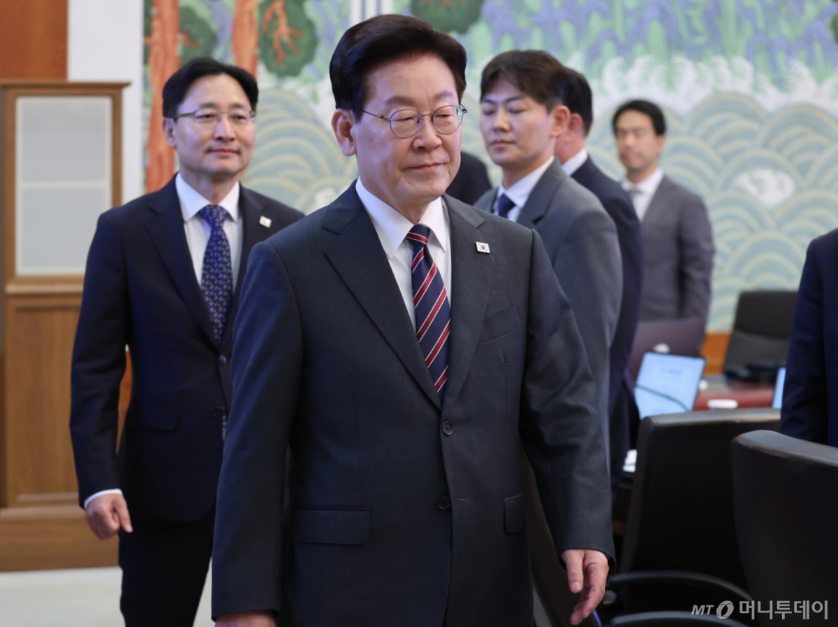 (서울=뉴스1) 이재명 기자 = 이재명 대통령이 22일 청와대에서 열린 수석보좌관회의에 입장하고 있다. 2026.10.22/뉴스1  Copyright © 뉴스1. All rights reserved. 무단 전재 및 재배포,  AI학습 이용 금지. /사진=(서울=뉴스1) 이재명 기자