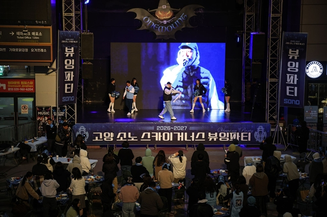 래퍼 딥플로우가 뷰잉파티에서 공연을 하고 있다. /사진=고양 소노