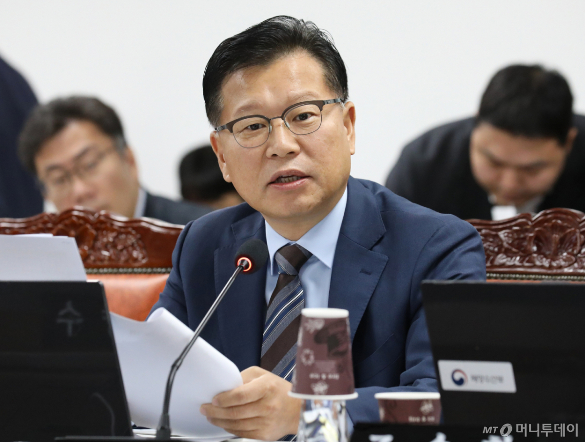 (부산=뉴스1) 윤일지 기자 = 이양수 국민의힘 의원이 12일 부산 동구 해양수산부 별관에서 열린 농림축산식품해양수산위원회의 해양수산부, 한국수산자원공단, 한국해양수산연수원, 한국해양진흥공사 등에 대한 국정감사에서 질의하고 있다. 2026.10.12/뉴스1 Copyright © 뉴스1. All rights reserved. 무단 전재 및 재배포, AI학습 이용 금지. /사진=(부산=뉴스1) 윤일지 기자
