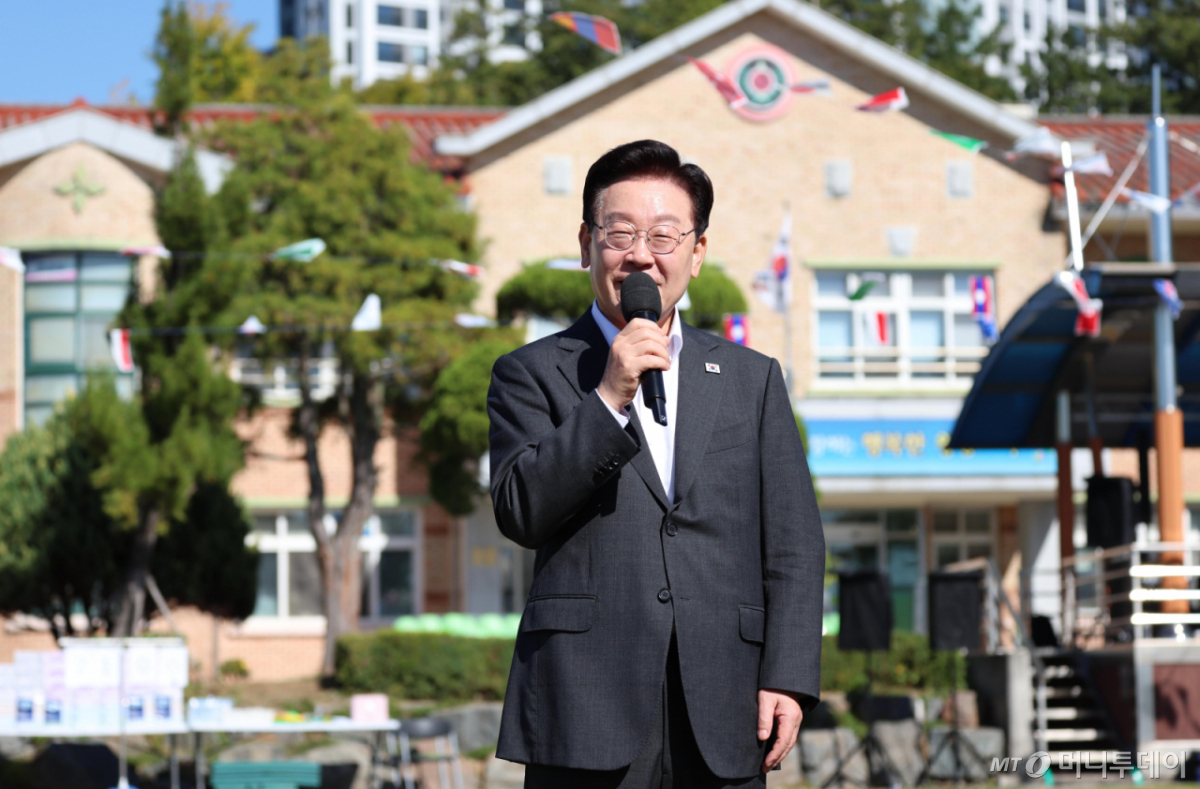 [익산=뉴시스] 김진아 기자 = 이재명 대통령이 22일 전북 익산 왕궁초등학교에서 열린 가을 행복학교 체육한마당에서 인사말을 하고 있다. 2026.10.22. bluesoda@newsis.com /사진=
