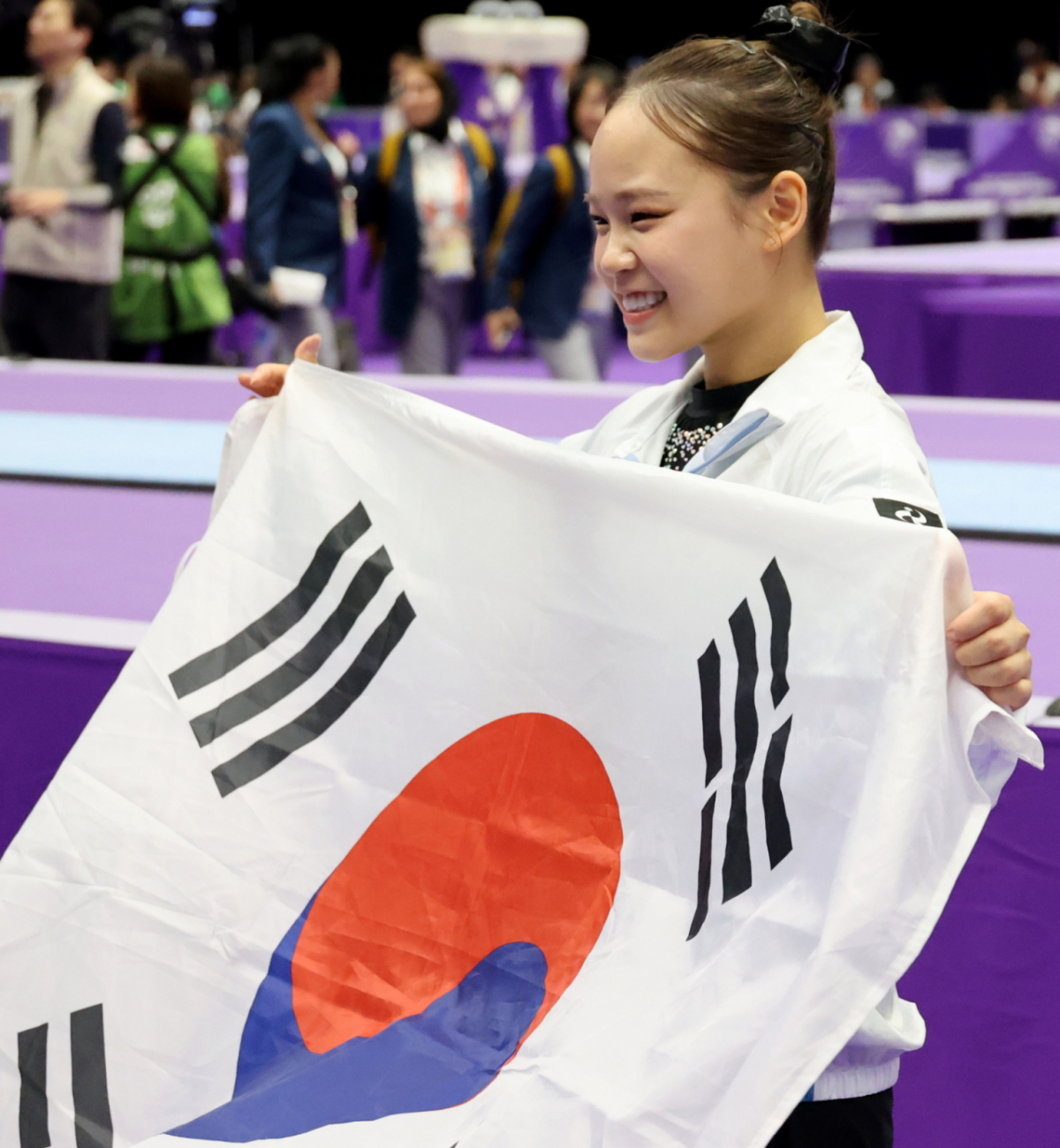 도마 금메달리스트 여서정이 나고야 체조경기장에서 열린 2026 아이치·나고야 아시안게임 체조 개인전 여자 도마경기를 마친후 태극기세리머니를 하고 있다. /사진=강영조 선임기자