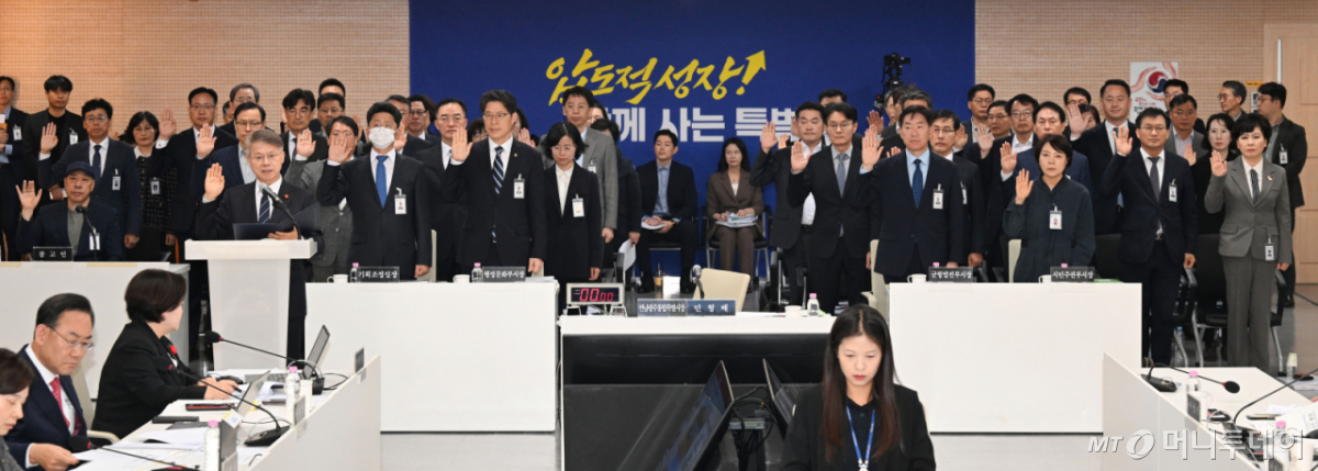 (광주=뉴스1) 김태성 기자 = 민형배 전남광주통합특별시장이 22일 전남광주통합특별시 광주청사 중회의실에서 열린 국회 행정안전위원회 국정 감사에서 증인선서를 하고 있다. 2026.10.22/뉴스1  Copyright © 뉴스1. All rights reserved. 무단 전재 및 재배포,  AI학습 이용 금지. /사진=(광주=뉴스1) 김태성 기자
