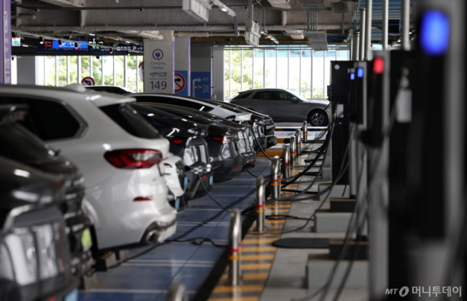 Electric vehicles are being charged at an EV charging station in the short-term parking lot of Incheon International Airport on Oct. 5. / MoneyToday photo by Kim Myeong-nyeon
