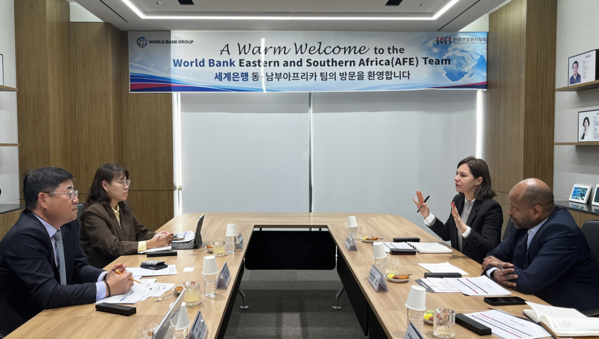최지석 한국건강관리협회 기획조정본부장(사진 맨 왼쪽) 등 관계자들이 세계은행 동·남부아프리카팀과 22일 서울 강서구 본부에서 간담회를 열고 보건 분야 AI(인공지능) 활용 방안과 협력 가능성을 논의하고 있다./사진=한국건강관리협회