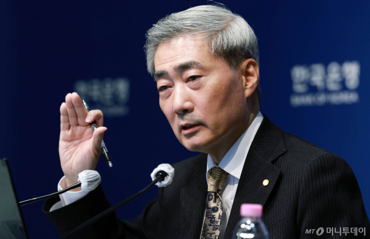 (서울=뉴스1) 사진공동취재단 = 신현송 한국은행 총재가 22일 서울 중구 한국은행에서 열린 금융통화위원회 통화정책방향 기자간담회에서 발언하고 있다. 2026.10.22/뉴스1  Copyright © 뉴스1. All rights reserved. 무단 전재 및 재배포,  AI학습 이용 금지. /사진=(서울=뉴스1) 사진공동취재단