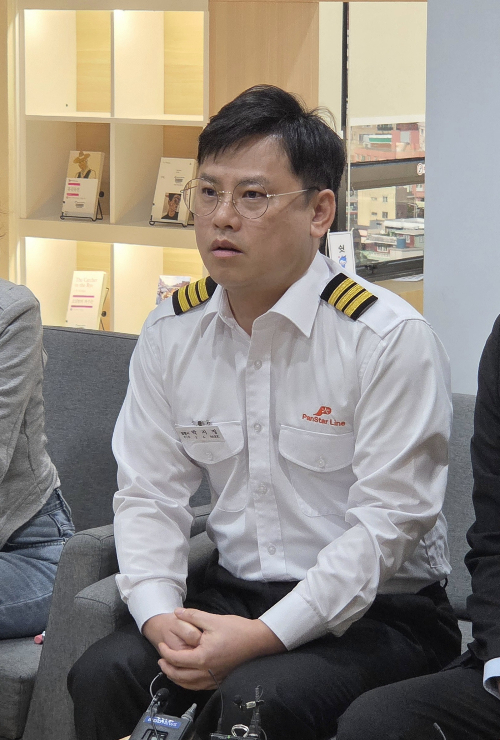 박지정 1등항해사가 22일 부산 해수부 본부에서 열린 북극항로 간담회에서 시범운항에서 발견한 문제와 극복 경험 등의 소회를 말하고 있다./사진=해수부.