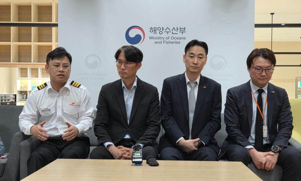 북극항로 시범운항 현장 경험 관련 기자간담회를 진행하고 있다. (좌측부터)박지정 팬스타트리 부장(1등 항해사). 오행록 해수부 북극항로추진본부 부본부장, 김정달 팬스타라인닷컴 이사(해운기획사업부), 권영태 한국해양수산연수원 교수./사진=해수부.