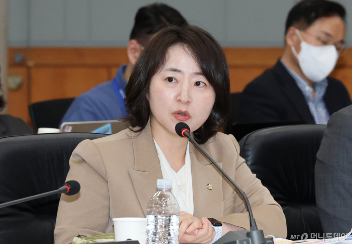 (대전=뉴스1) 김기태 기자 = 이주희 더불어민주당 위원이 24일 대전 한국전자통신연구원(ETRI)에서 열린 국회 과학기술정보방송통신위원회 국정감사에서 질의하고 있다. 2025.10.24/뉴스1 Copyright © 뉴스1. All rights reserved. 무단 전재 및 재배포, AI학습 이용 금지. /사진=(대전=뉴스1) 김기태 기자