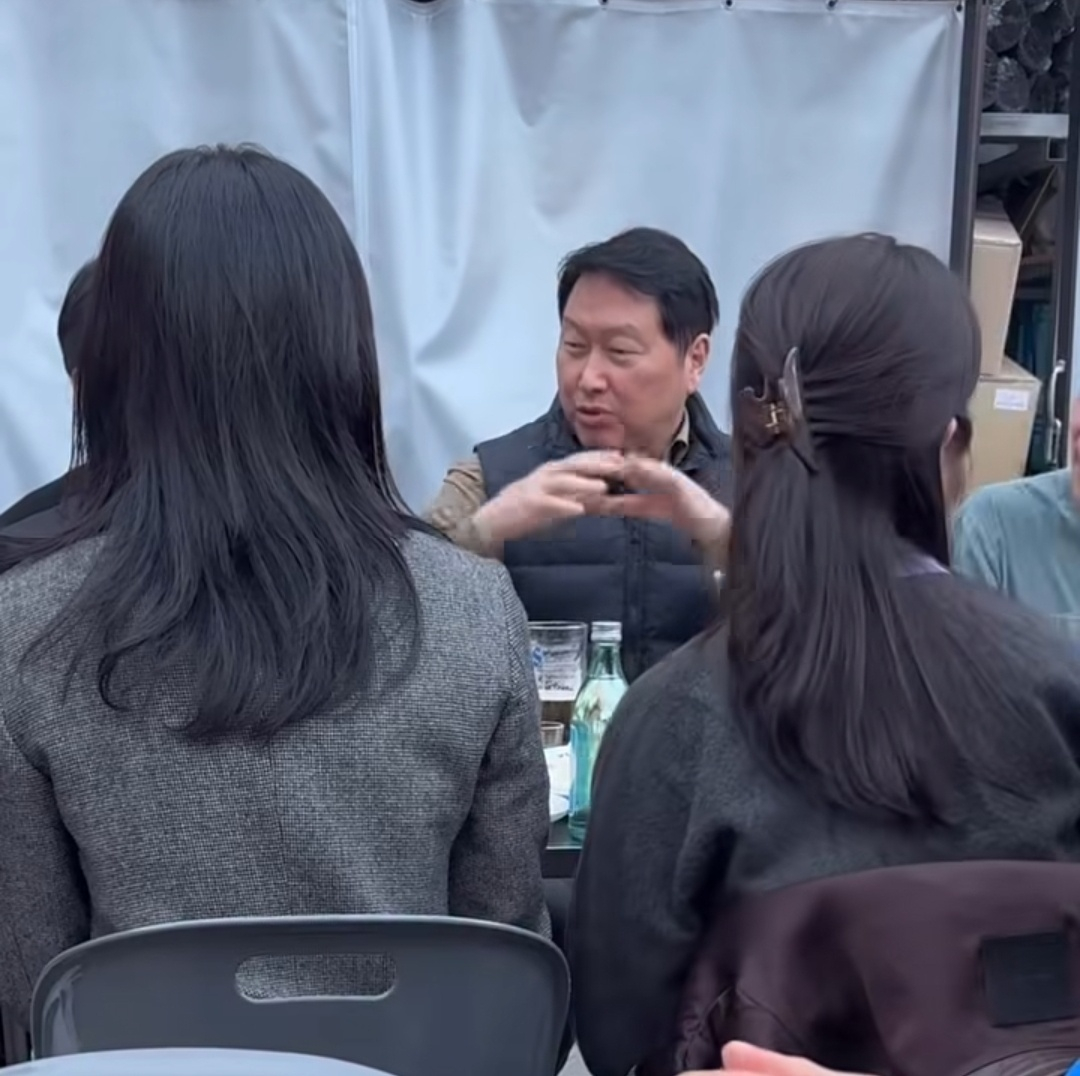 최태원 SK그룹 회장이 지난 21일 서울 을지로의 달맞이광장바베큐에서 직원들과 식사를 하고 있다. /사진=인스타그램 캡처