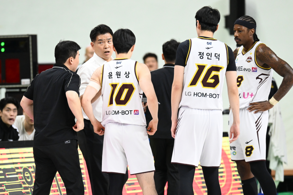 조상현(왼쪽에서 두 번째) 창원LG 감독이 작전 지시하고 있다. /사진=KBL 제공 